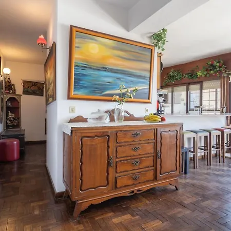 Spacious & Sunny Vintage At The *