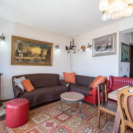 Spacious & Sunny Vintage At The