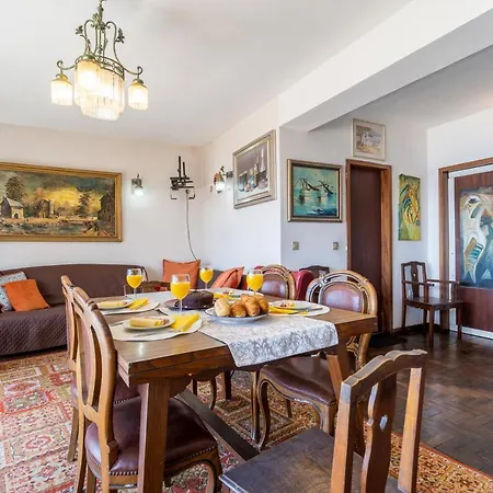 Spacious & Sunny Vintage At The