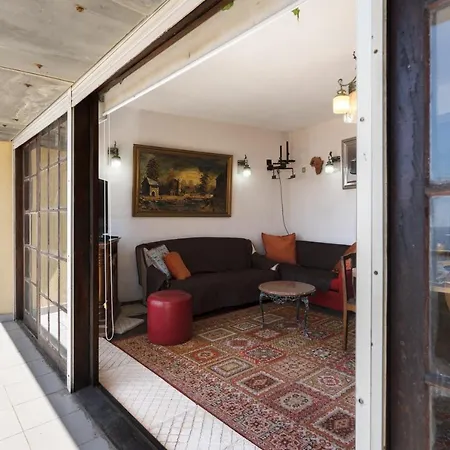 Spacious & Sunny Vintage At The *