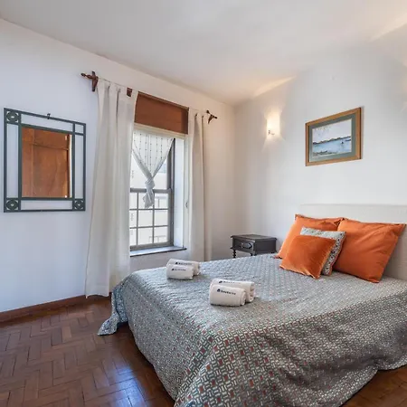 Spacious & Sunny Vintage At The *